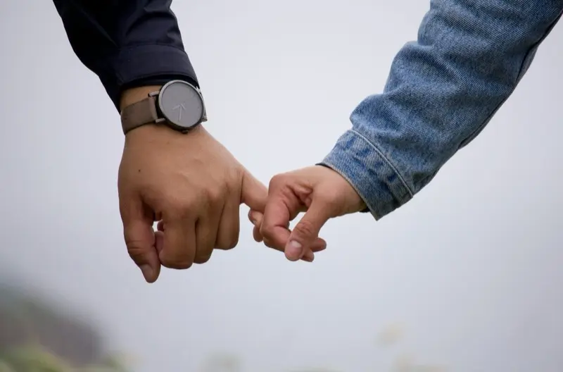 結婚線が枝分かれする意味|先端・下向き・上向き別に解説