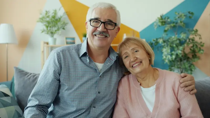 結婚線が長い意味と結婚運｜どこまで伸びると幸運？手相で解説