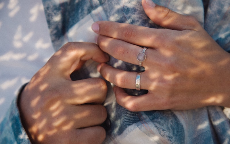 結婚線の見方と意味【完全版】年齢・本数・形でわかる結婚運